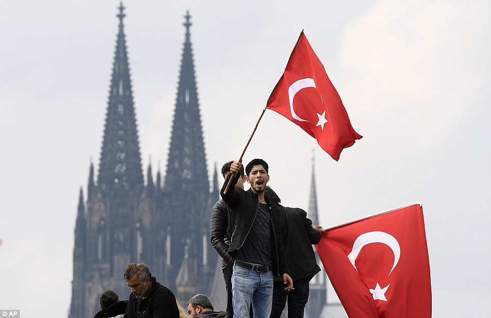 Участники шествия в поддержку Эрдогана