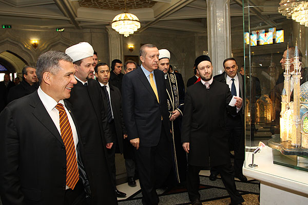 Эрдогану проводят экскурсию в «Кул Шарифе»