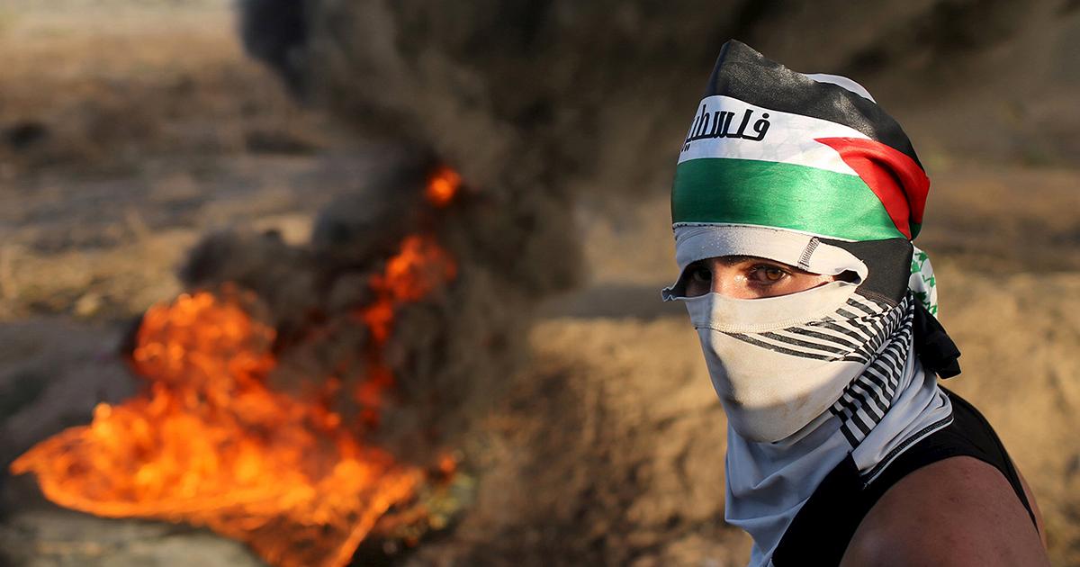 Палестинцы атакуют силовиков холодным оружием