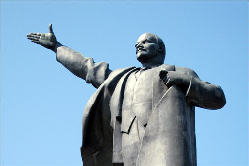 Памятник вождю с указанием пути в коммунистическое будущее