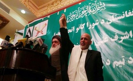 Президент Афганистана (справа) и представитель «Хизб-э-Ислами»