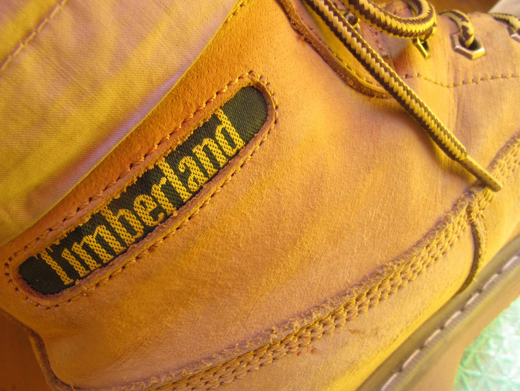 Тимберленд ульяновск. Timberland Постер. Тимберленд бежевые со светоотражателем. Поцарапана кожа Timberland. Подшить тимберленд.