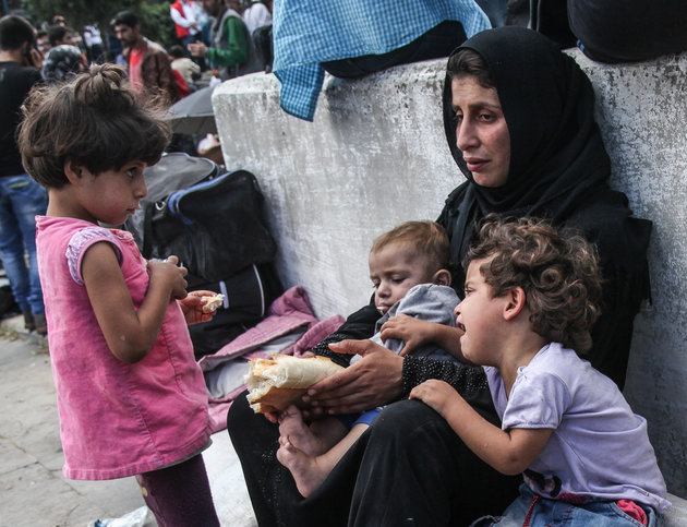Жительница Сирии с детьми
