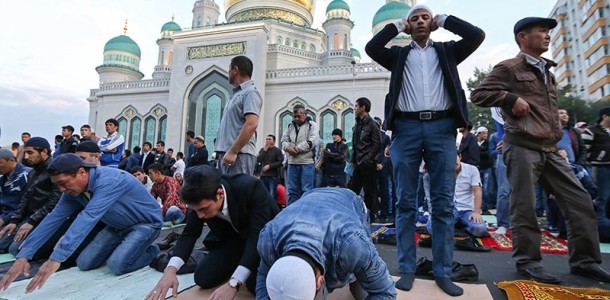 Соборная мечеть Москвы в праздники не вмещает всех прихожан