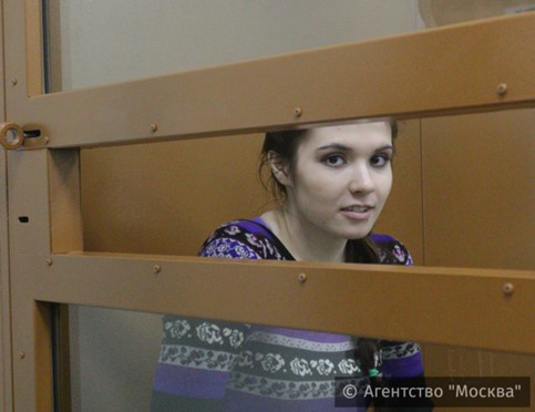 Александра Иванова (Варвара Караулова) в зале суда