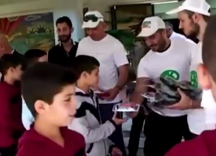 Волонтеры Фонда раздают подарки сирийским детям