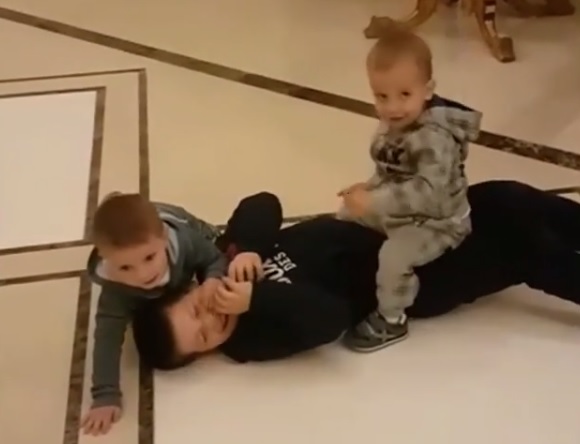 Кадр видео (instagram.com/kadyrov_95)