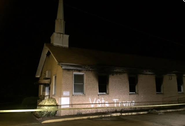 В США сожгли церковь, написав: «Голосуй за Трампа» l
