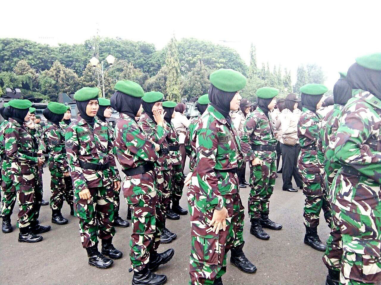 Военные в хиджабах в Джакарте