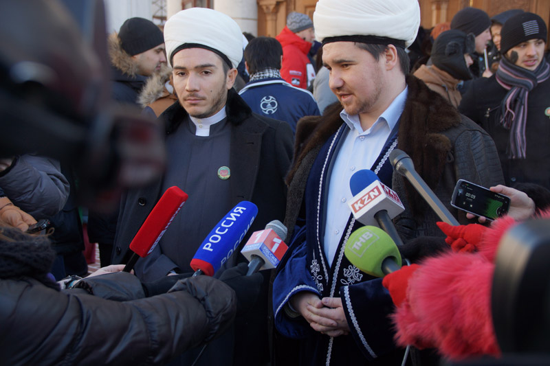 Общение ДУМ РТ с журналистами будет негласно курировать противник «нетрадиционного» ислама Рустам Батров (справа)
