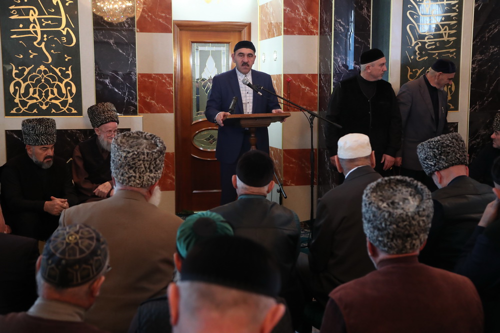 Евкуров выступает на кафедре мечети