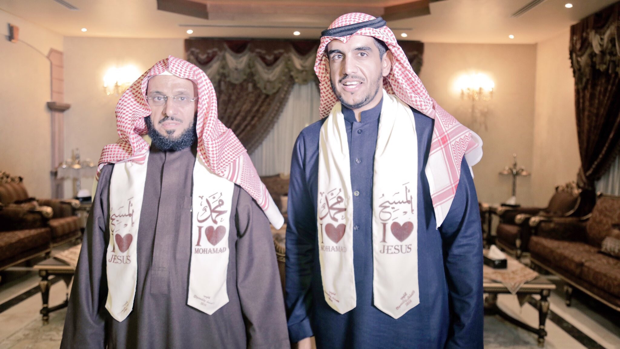 Аид аль-Карни и Муса аль-Умейра. На шарфах: Ялюблю Иисуса, Я люблю Мухаммада