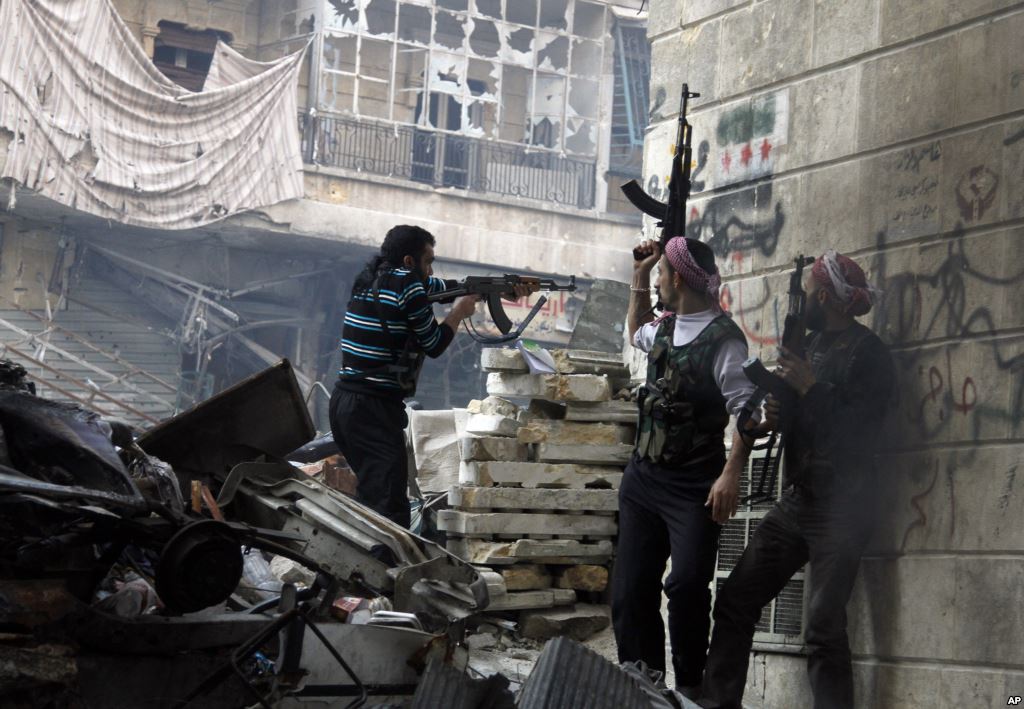 Повстанцам из сирийской оппозиции приходилось воевать на два фронта: против сирийской армии и террористов ИГ
