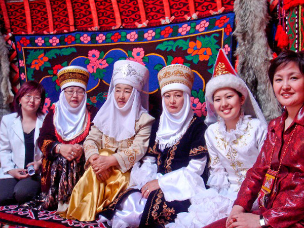 Казашки в национальном хиджабе