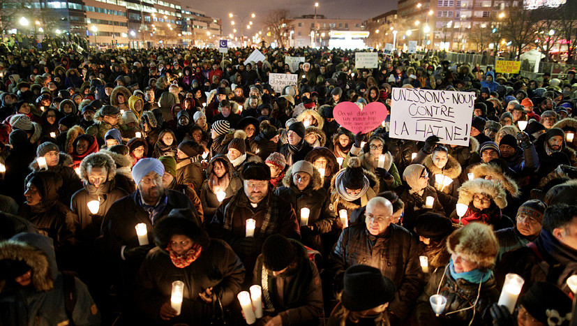 Свечи, цветы и слёзы: канадцы отдают дань памяти погибшим при стрельбе в мечети. Фото RT