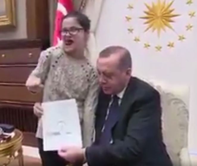 Девочка дарит Эрдогану его автопортрет