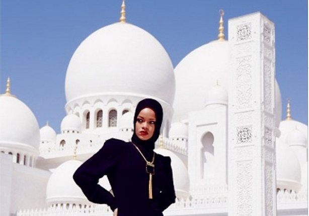 Рианна во время посещения мечети в Абу-Даби