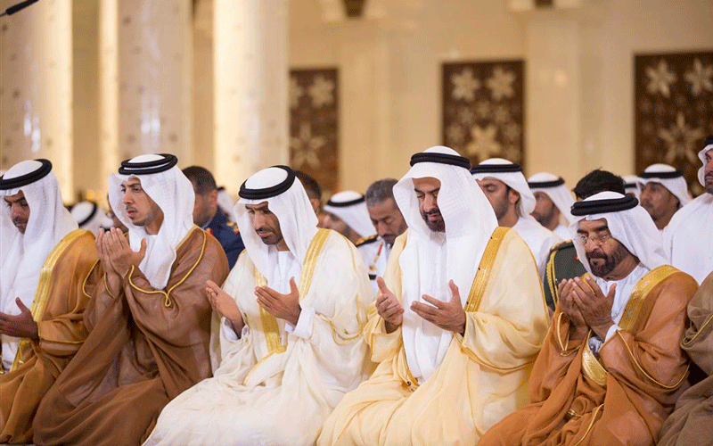 Эмиратские шейхи во время молитвы