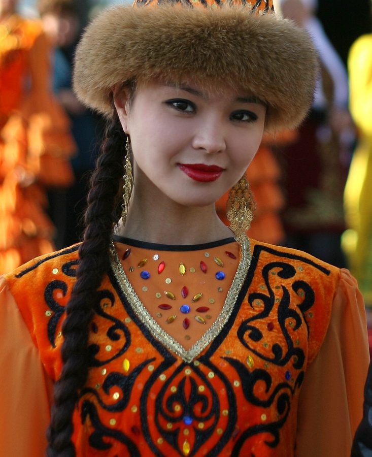 Киргизы фото людей в национальных костюмах
