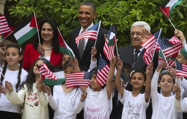 Барак Обама и Махмуд Аббас стоят в окружении палестинских детей
