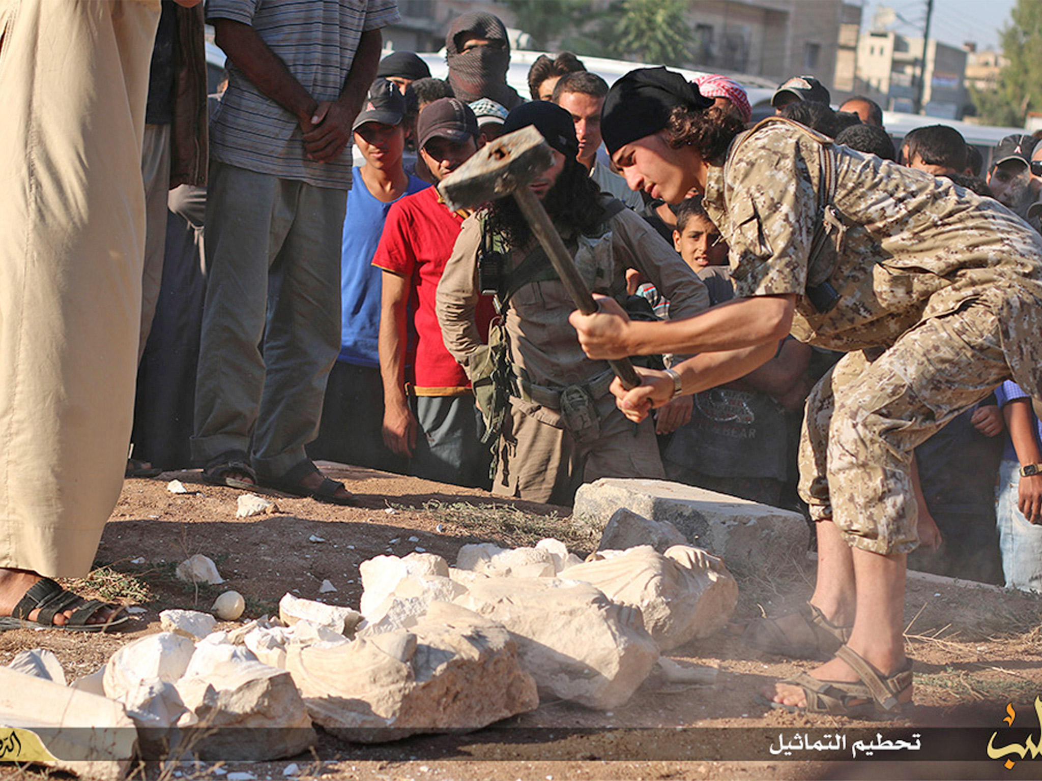 Член ИГИЛ  кувалдой уничтожает древнюю скульптуру