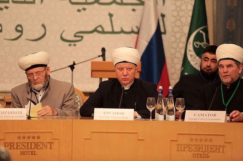 Альбир Крганов (в центре) недавно возглавил новый федеральный муфтият. Фото: МК
