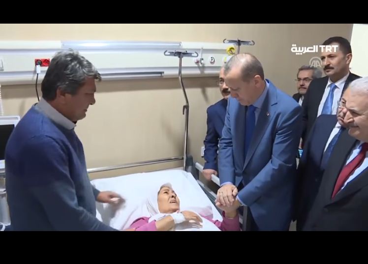 Эрдоган во время посещения больницы