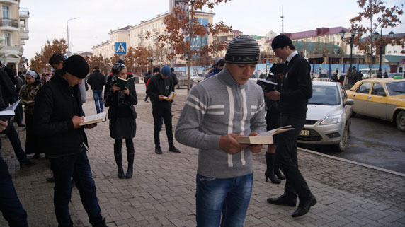 Участники ПК «Рамзан» во время флэшмоба «Читающая молодежь» в Грозном