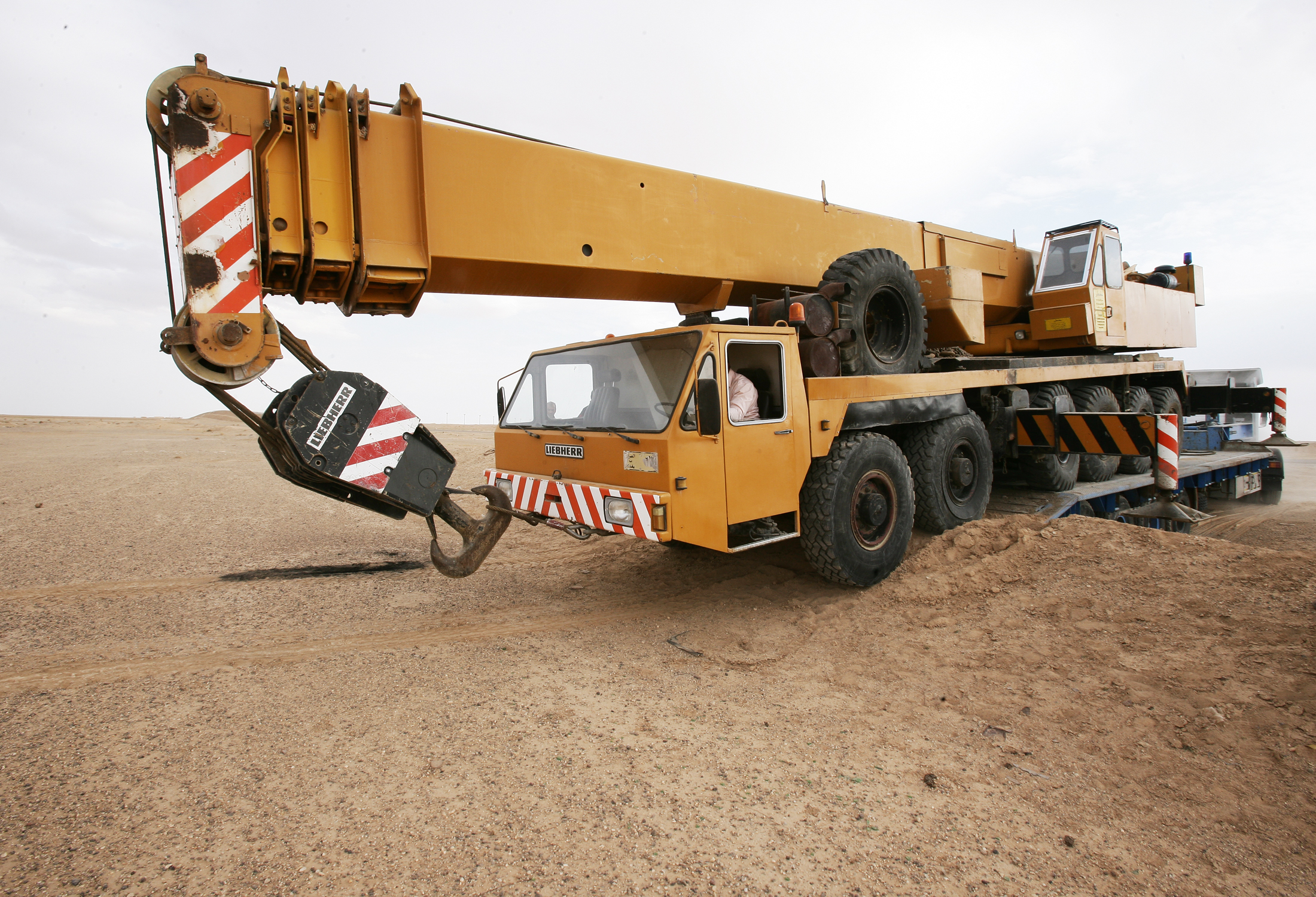 Автокран бу. Truck Crane Liebherr. Liebherr 40 тонн тонн. Liebherr Crane HD. Truck Crane mobile Crane.