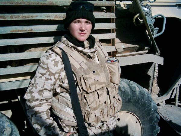Стрелок 3-й роты 72-го ОМБ ВСУ Надежда Савченко фотографируется у БТР, Ирак, 2004 год