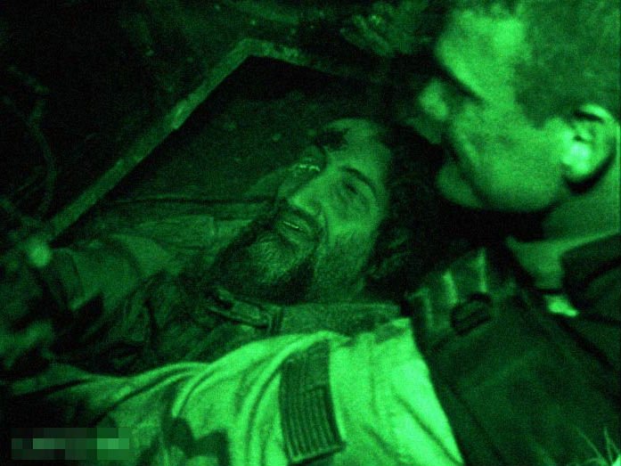 Спецназовец на фоне тела Бен Ладена