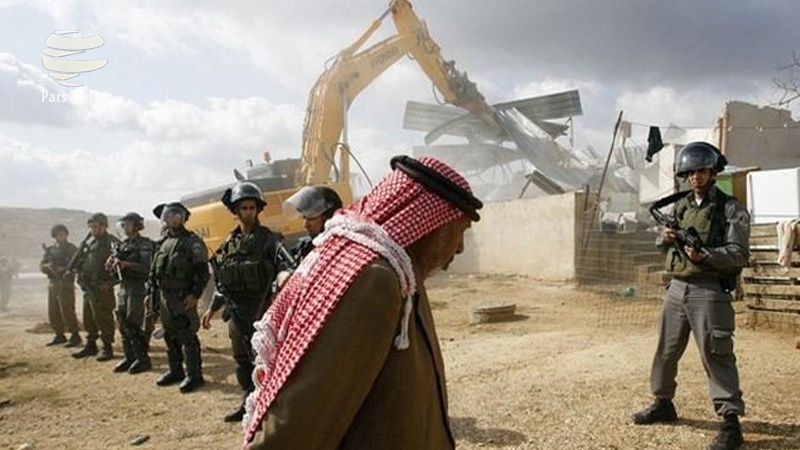 Израильские военные не подпускают палестинца к его сносимому дому