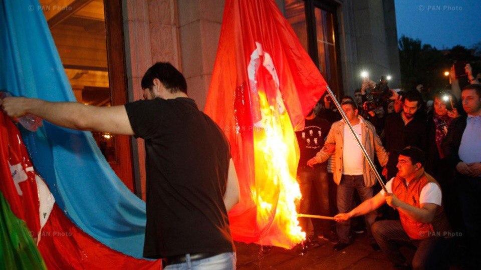 Армянские националисты сжигают флаги Турции и Азербайджана