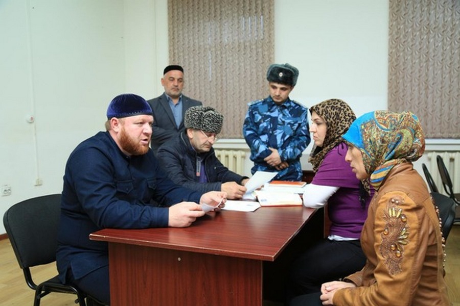 Женщина произносит формулу Единобожия. Фото: «Чечня сегодня»