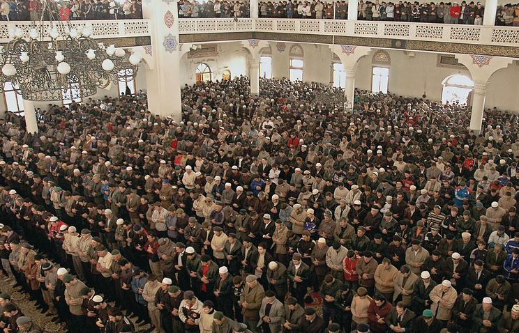 Мусульмане Дагестана на пятничной молитве