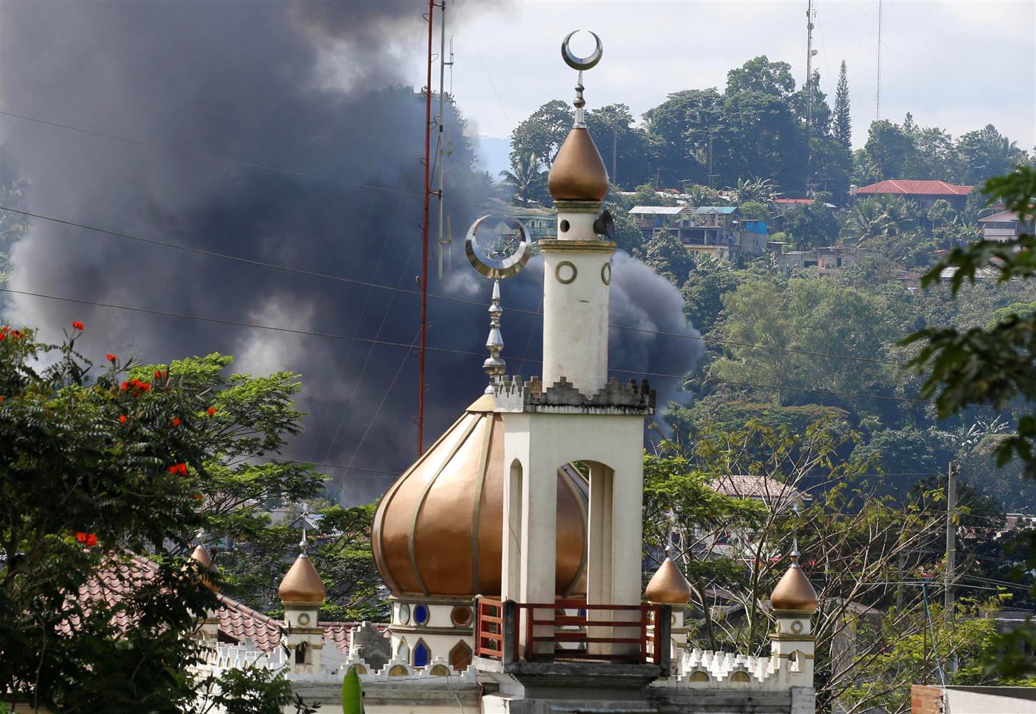Клубы дыма в разгромленном боевиками Марави