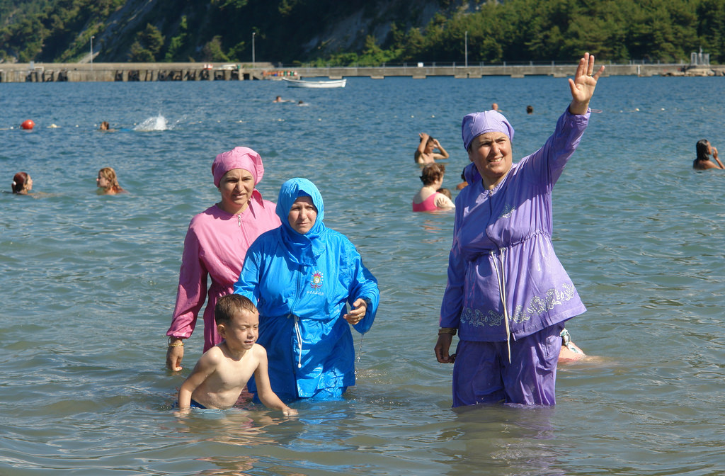 По шариату купальные костюмы женщин должны отвечать определенным требованиям. Фото: Kinozavr