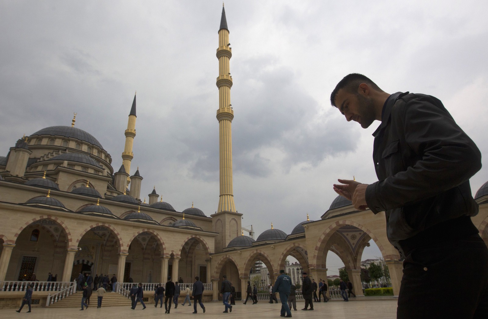 Верующие возле мечети «Сердце Чечни» в Грозном