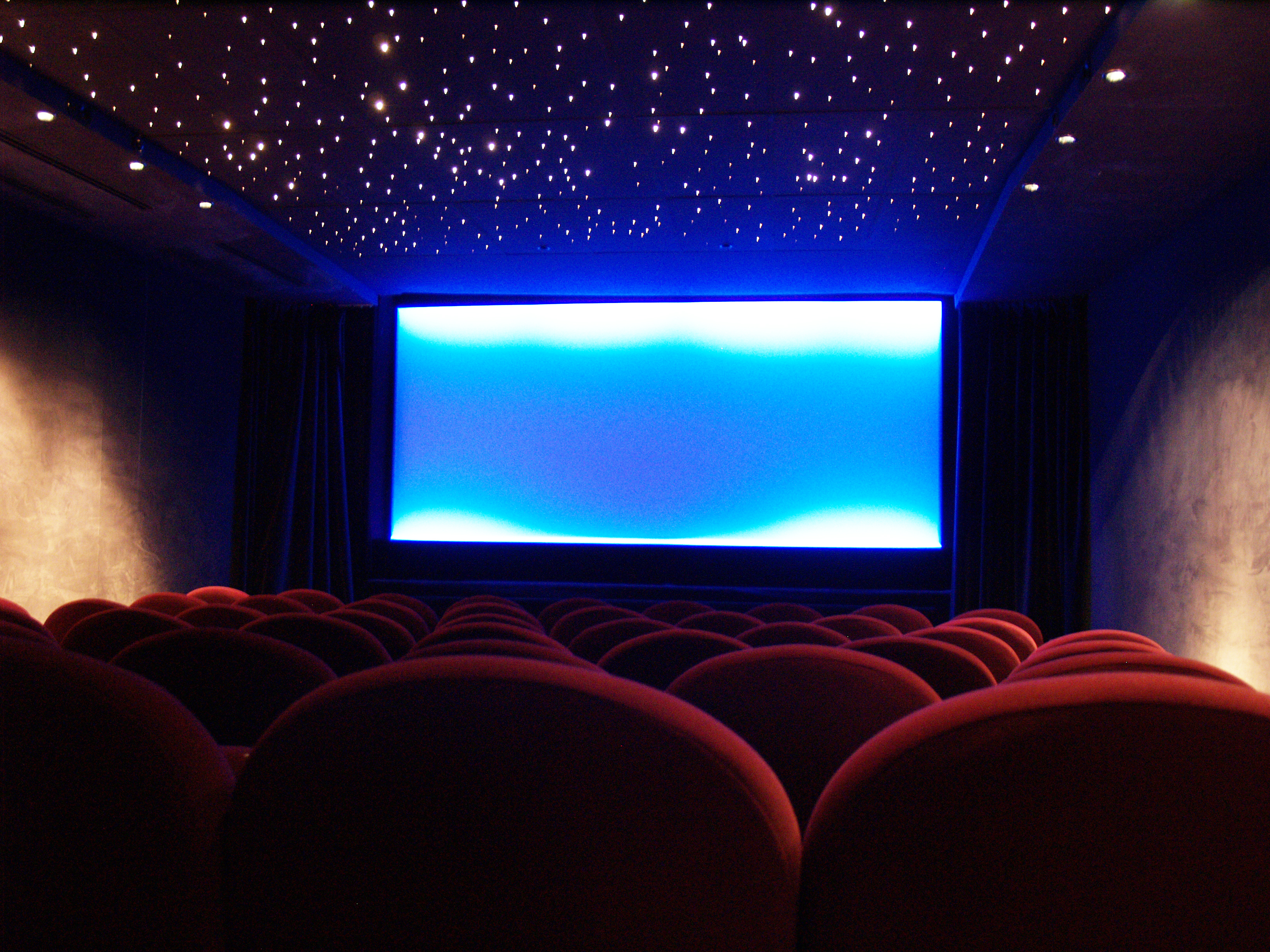 Особенности просмотра фильмов в американских кинотеатрах.
