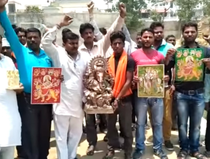 Индийцы несут индуистских идолов на выброс  за ненадобностью