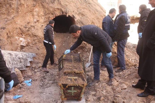 На фото: гроб с останками российского офицера, обнаруженный в Ардагане