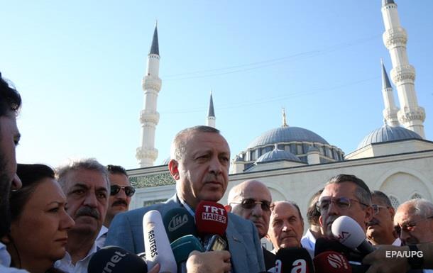 Президент Турции во время интервью у мечети