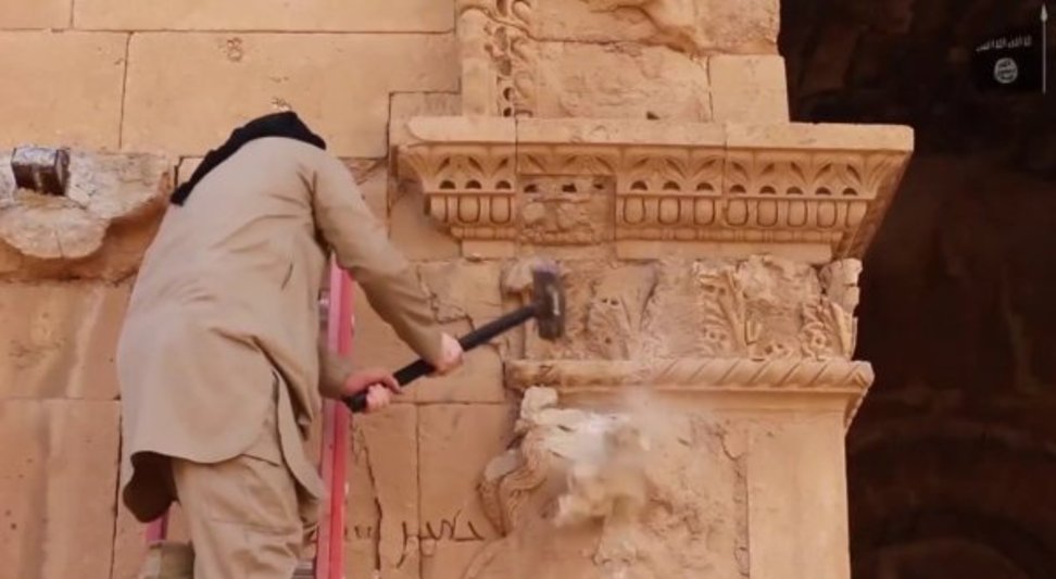 Эксперты считают, что боевики ИГИЛ уничтожают на камеру лишь те предметы древности, которые не могут унести с собой