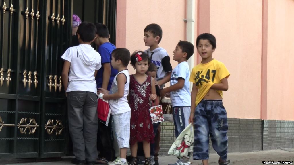 Таджикские дети во время идгардак