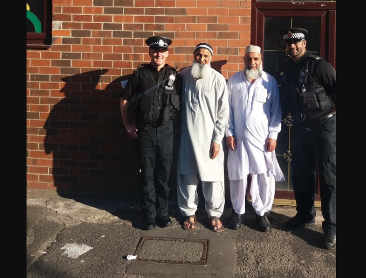 Полицейские тоже пришли выразить почтение прихожанам мечети