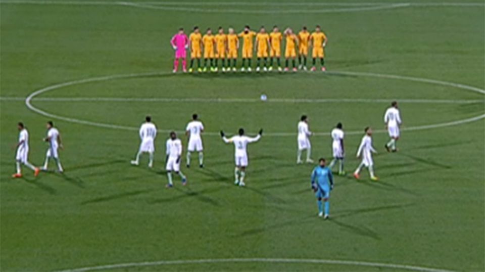 Игроки сборных Австралии (в желтом) и Саудовской Аравии (в белом) во время минуты молчания