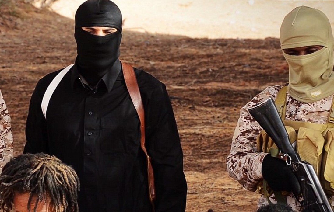 Боевики ИГИЛ во время казни