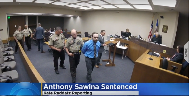 Преступника выводят из зала суда после оглашения приговора. Скриншот с сайта minnesota.cbslocal.com