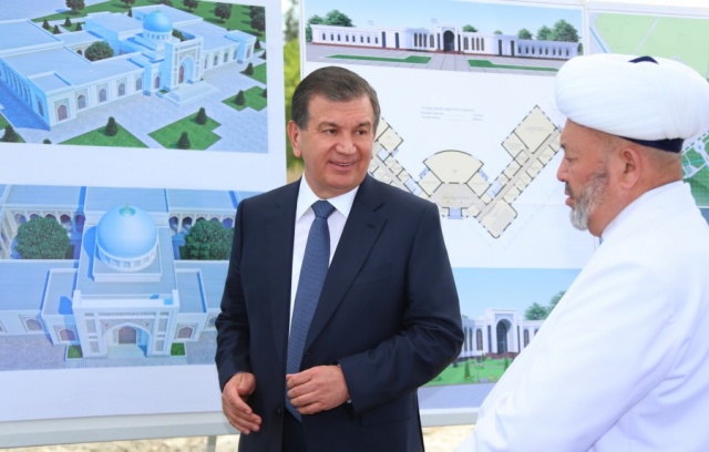 Шавкат Мирзиёев посетил мемориальный комплекс Имама Бухари