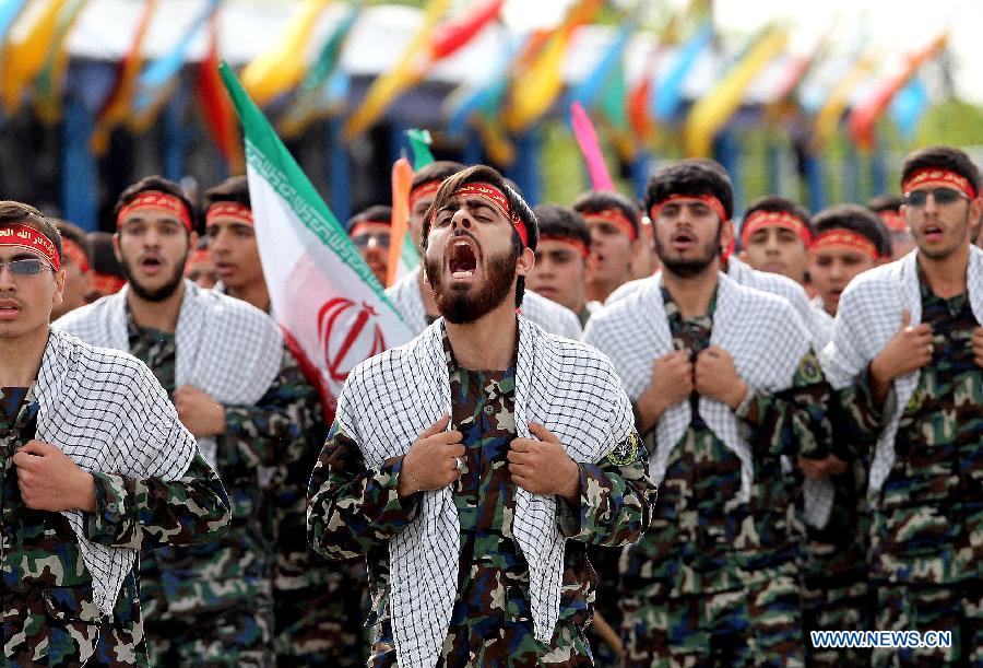 Иранские военнослужащие во время парада в Тегеране